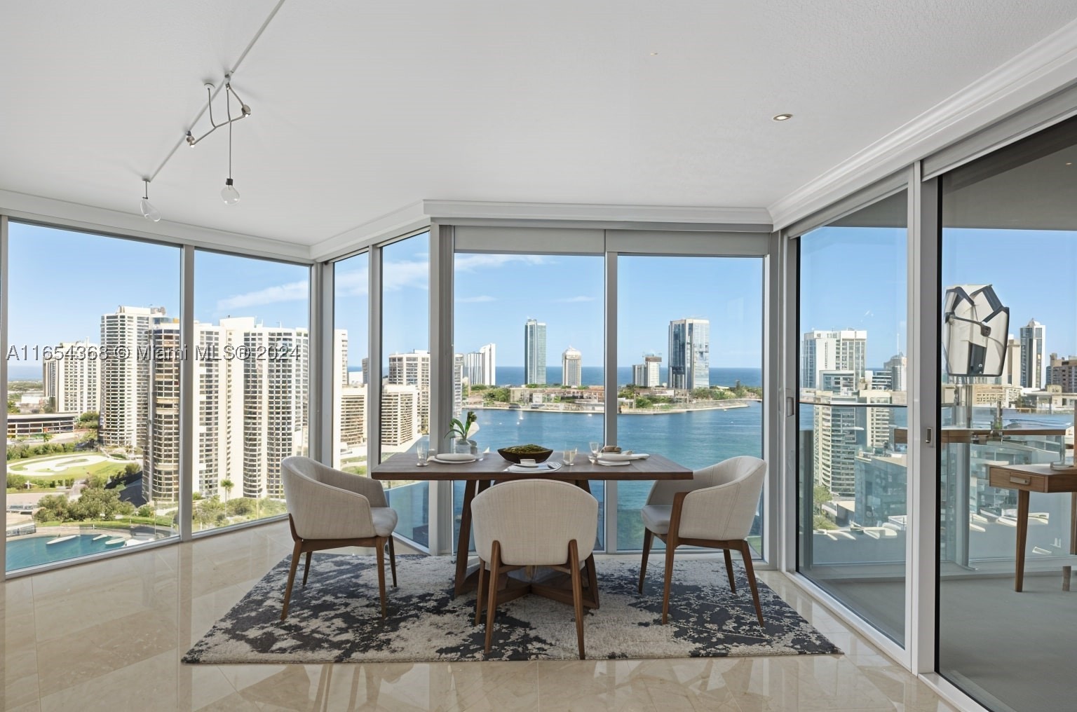 Aventura photo 5