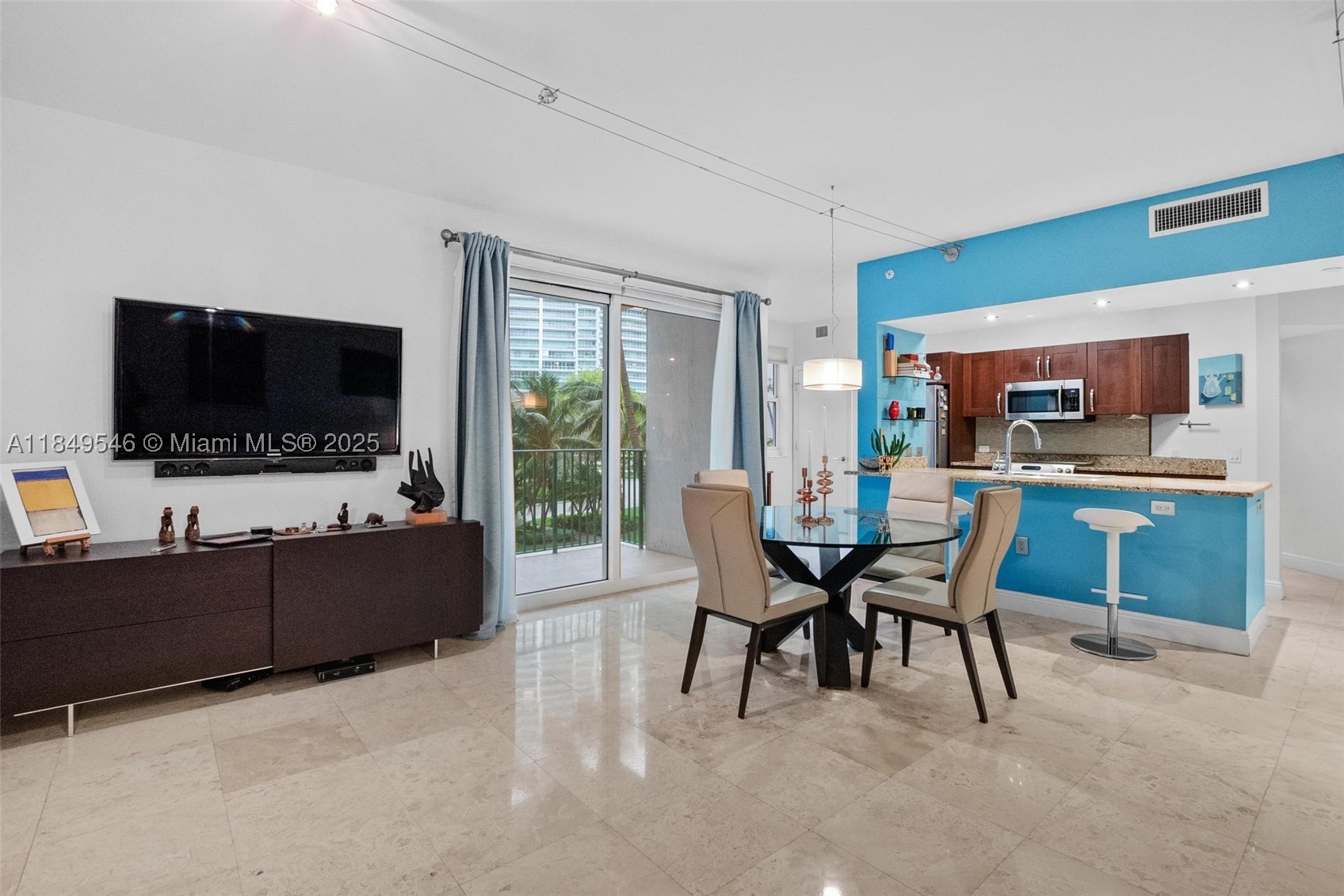 Aventura photo 2