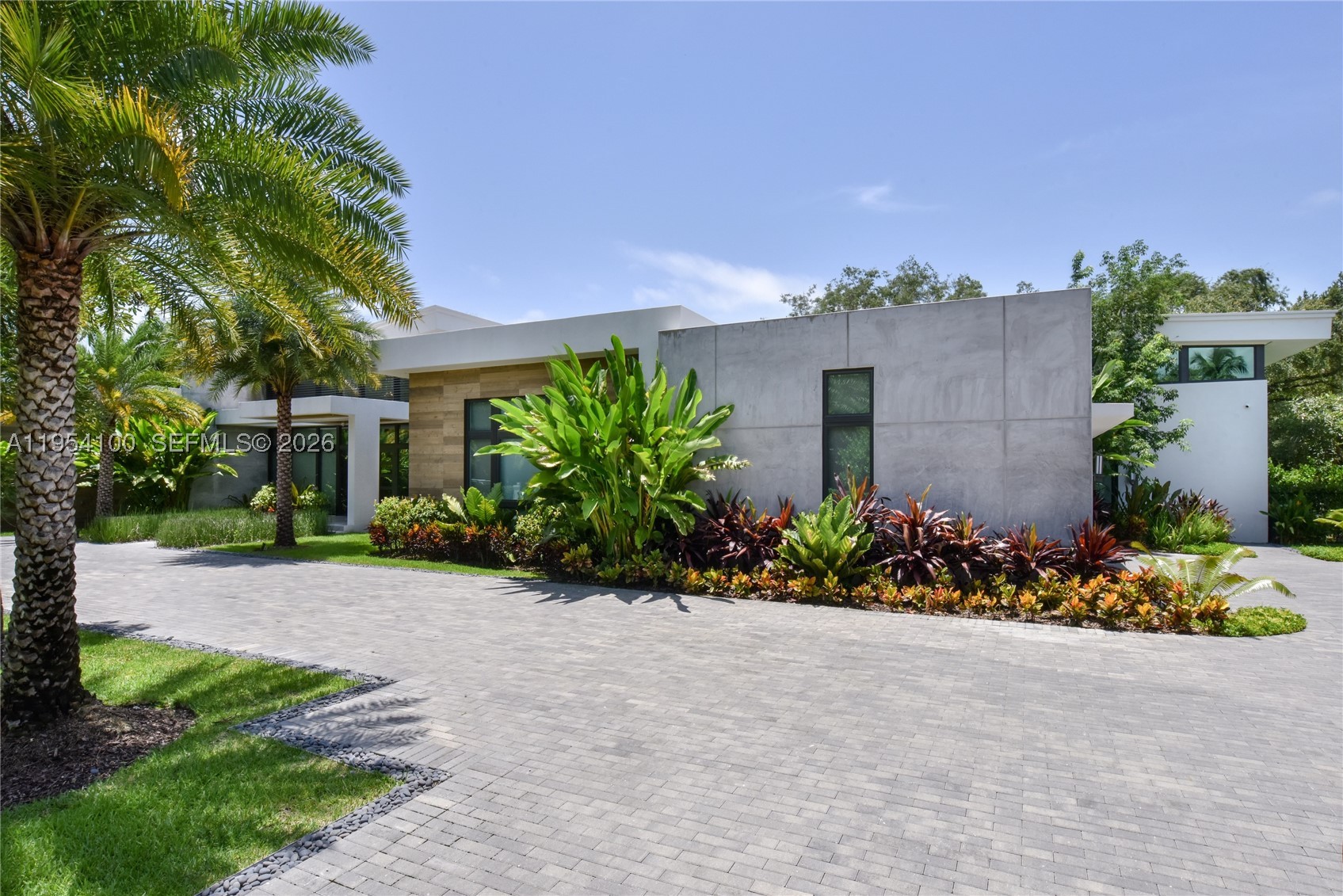 Pinecrest photo 4