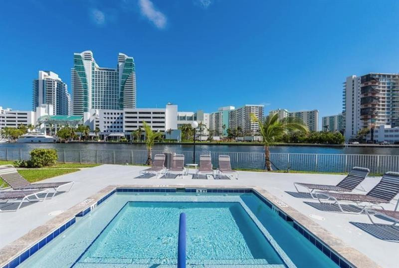 Hallandale Beach photo 3