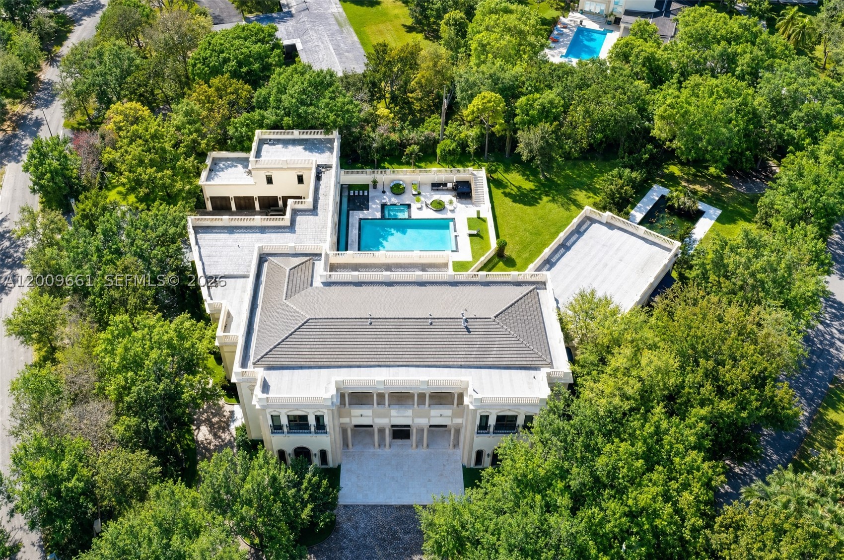 Pinecrest photo 3