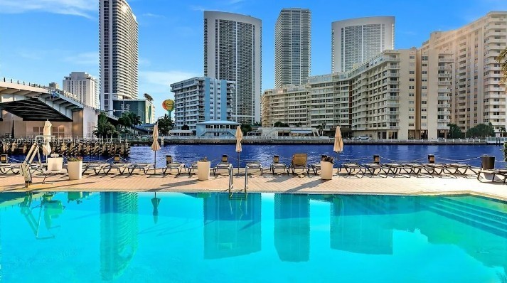 Hallandale Beach photo 1