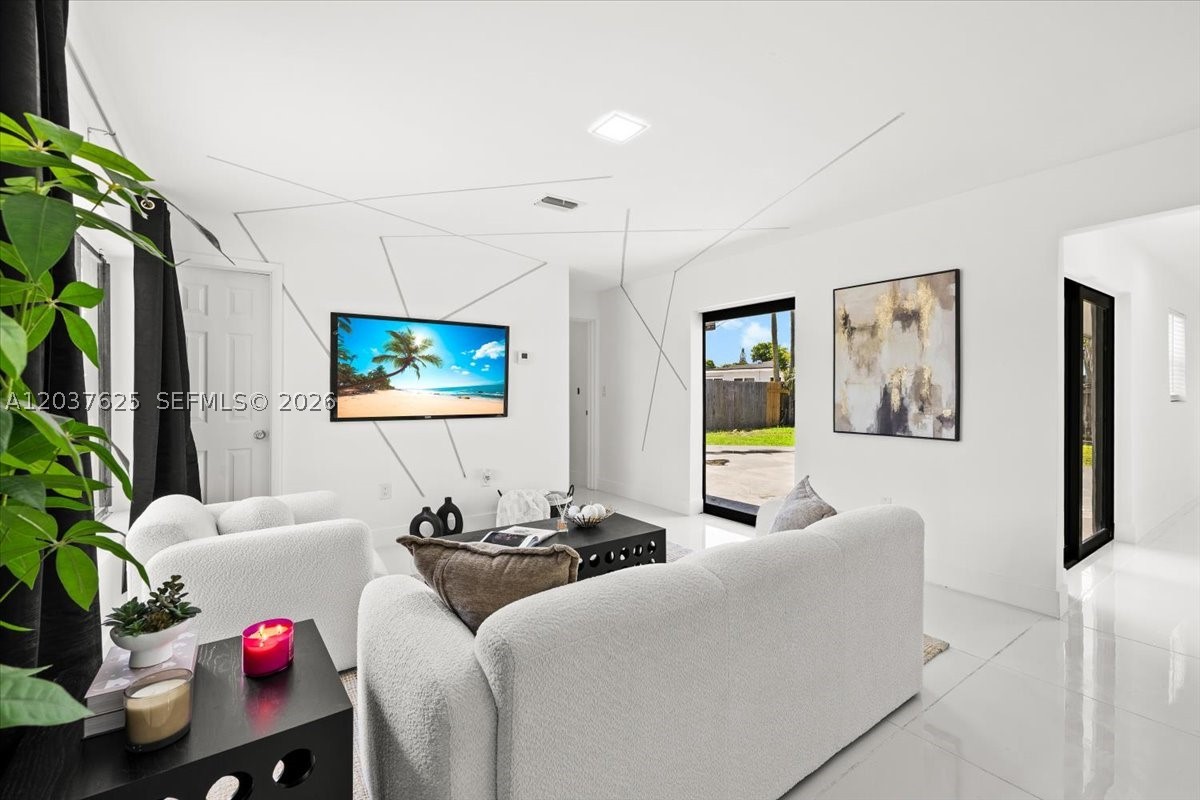 Miramar photo 4