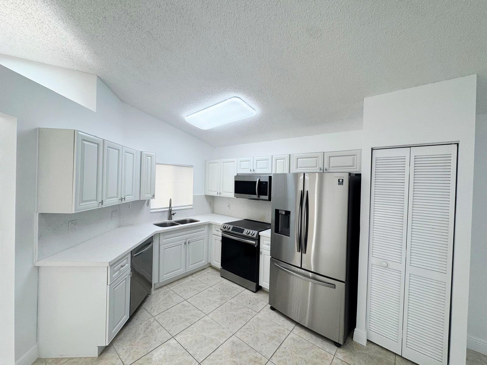 Pembroke Pines photo 4