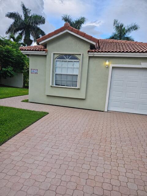 Pembroke Pines photo 1