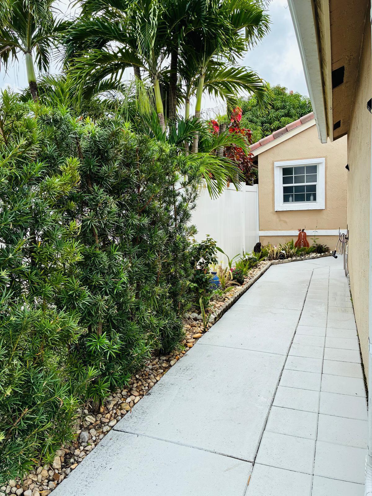 Pembroke Pines photo 3