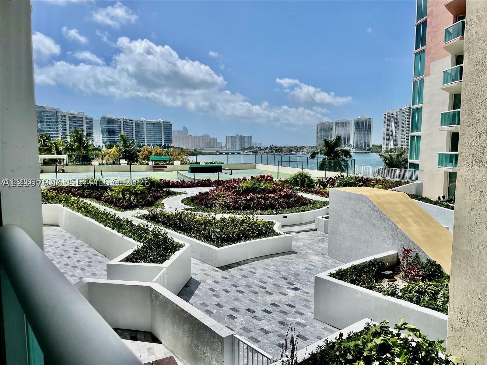 Aventura photo 2