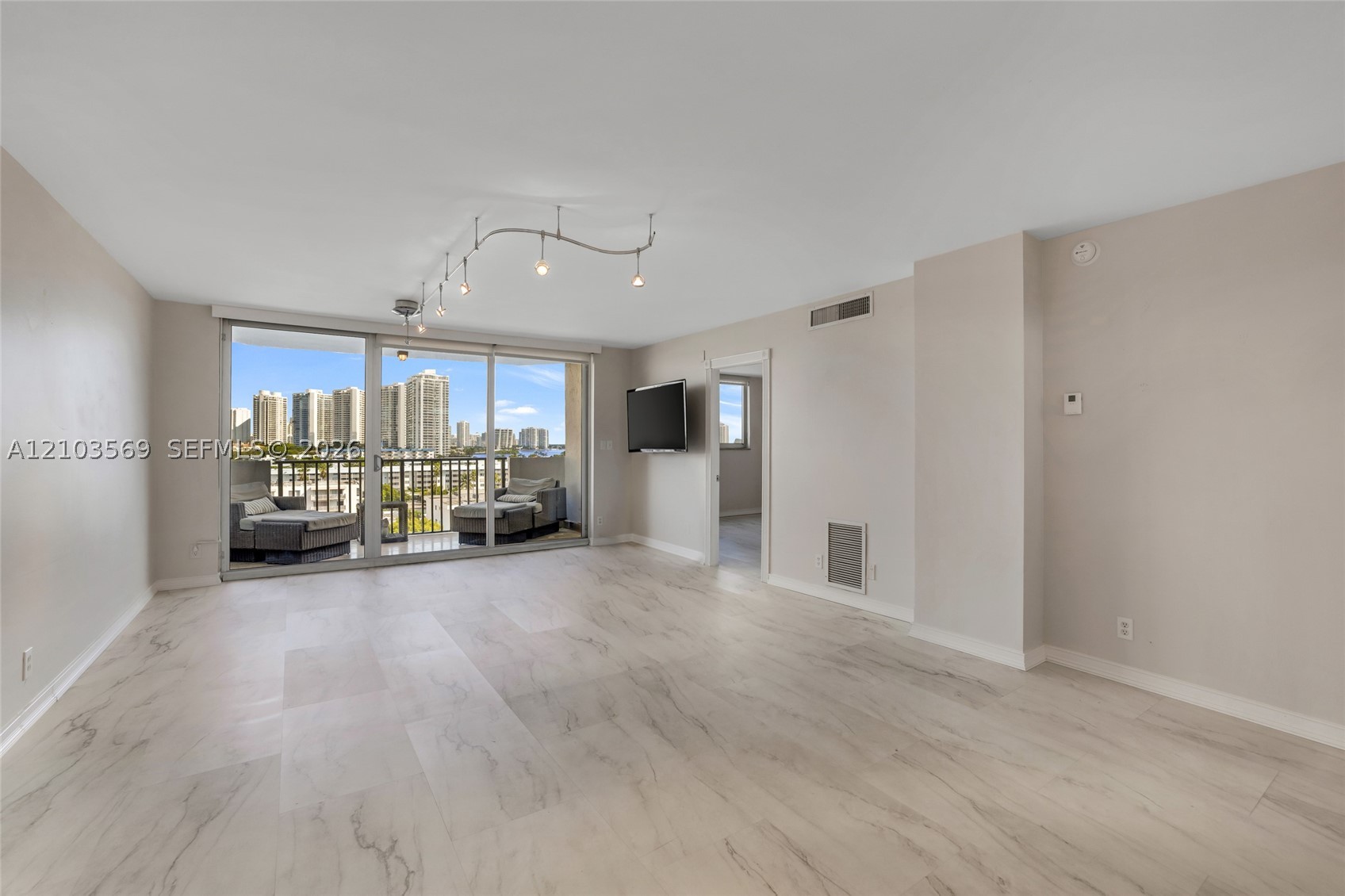 North Miami Beach photo 2